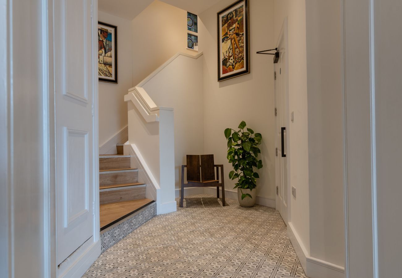 Fresh Escapes - Exeter City Centre Apartment, Cathedral View Sleeps 2