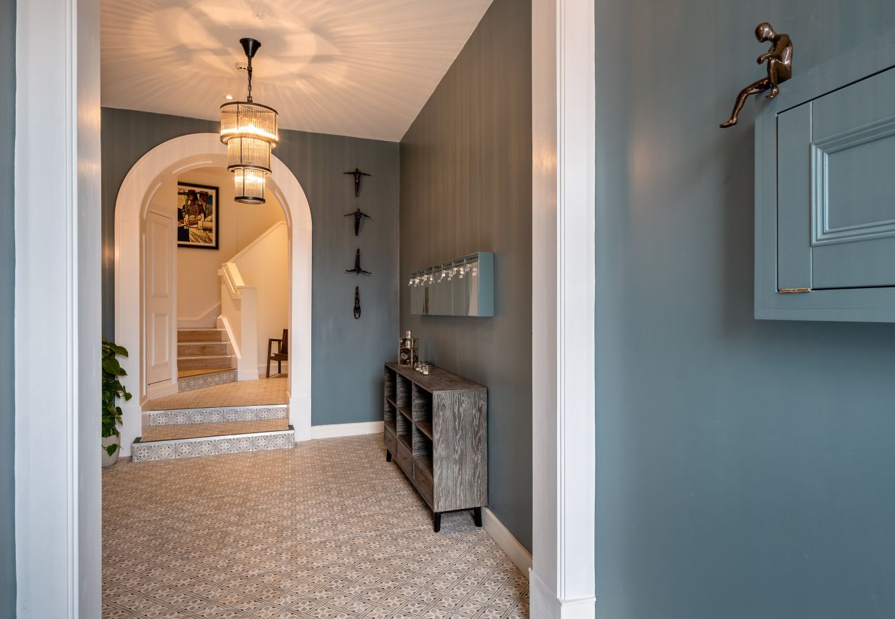 Fresh Escapes - Exeter City Centre Apartment, Cathedral View Sleeps 2