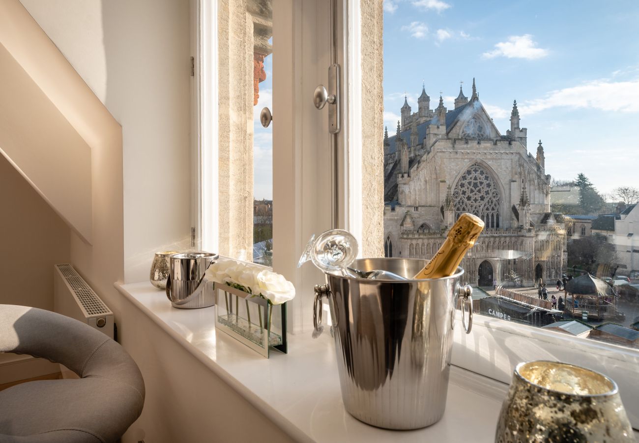Fresh Escapes - Exeter City Centre Apartment, Cathedral View Sleeps 2
