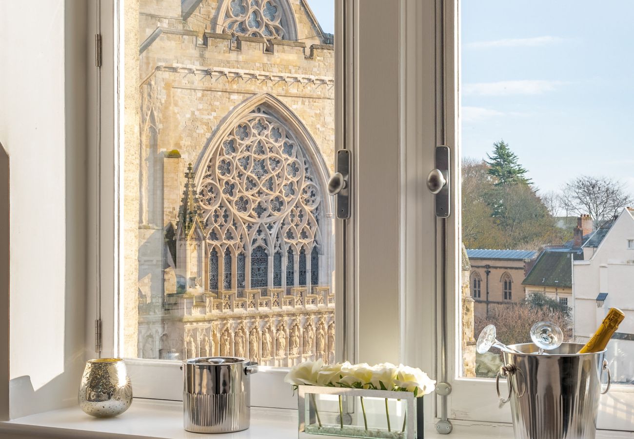 Fresh Escapes - Exeter City Centre Apartment, Cathedral View Sleeps 2