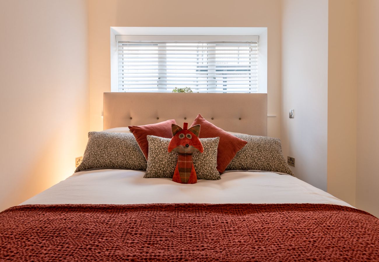 Fresh Escapes - Exeter City Centre Apartment, Cathedral View Sleeps 2