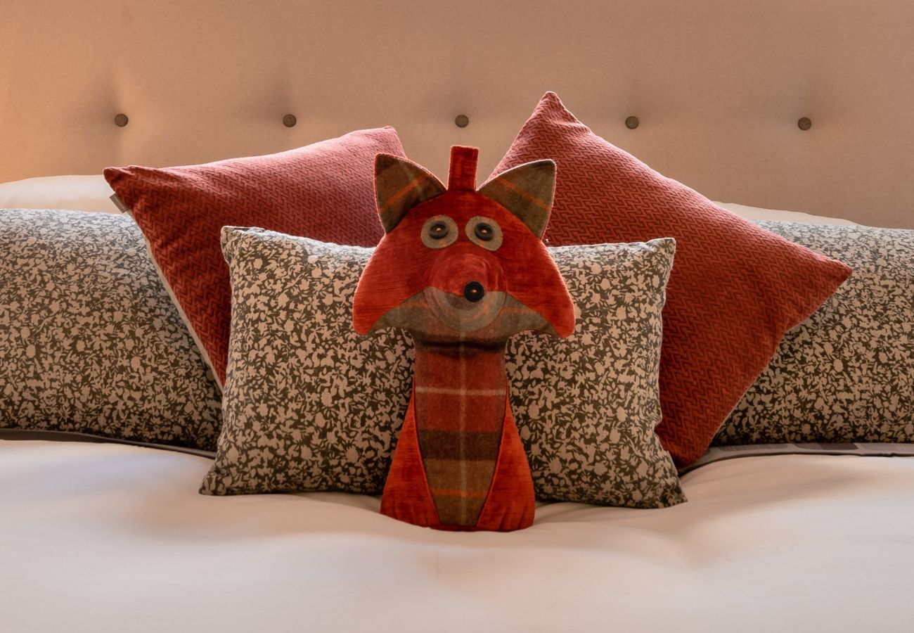 Fresh Escapes - Exeter City Centre Apartment, Cathedral View Sleeps 2