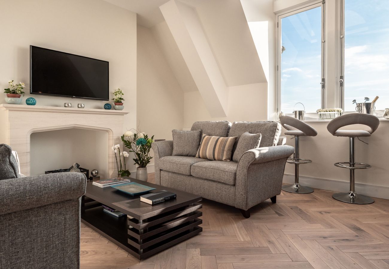 Fresh Escapes - Exeter City Centre Apartment, Cathedral View Sleeps 2