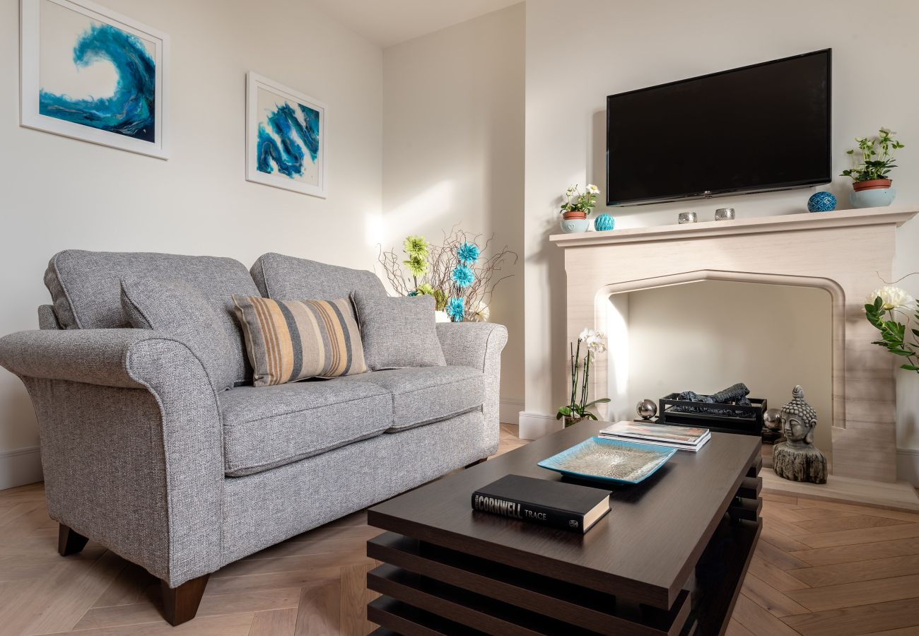 Fresh Escapes - Exeter City Centre Apartment, Cathedral View Sleeps 2
