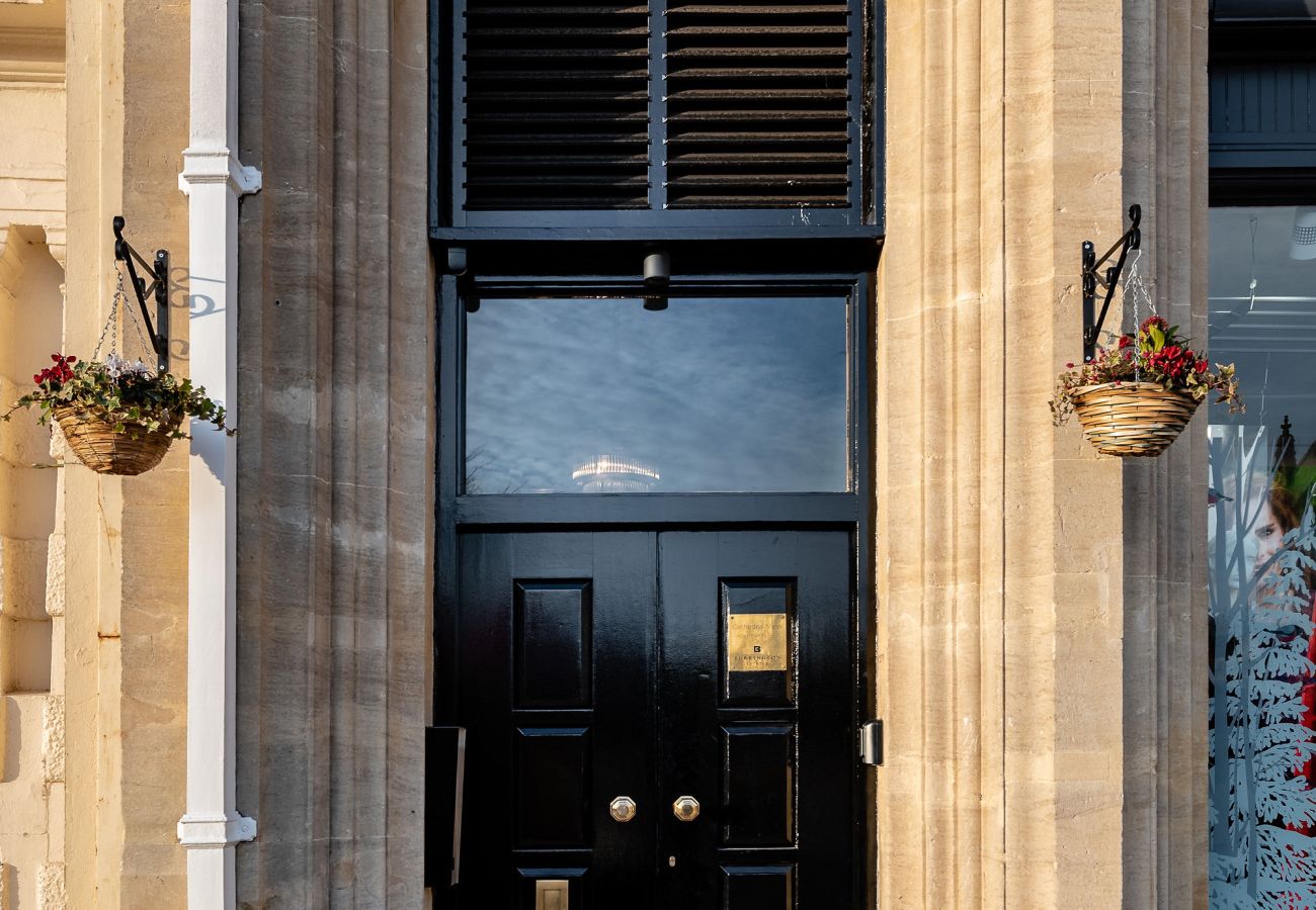 Fresh Escapes - Exeter City Centre Apartment, Cathedral View Sleeps 2