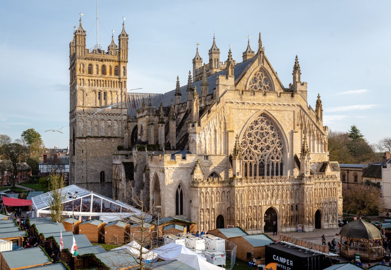 Fresh Escapes - Exeter City Centre Apartment, Cathedral View Sleeps 2 Xmas Market