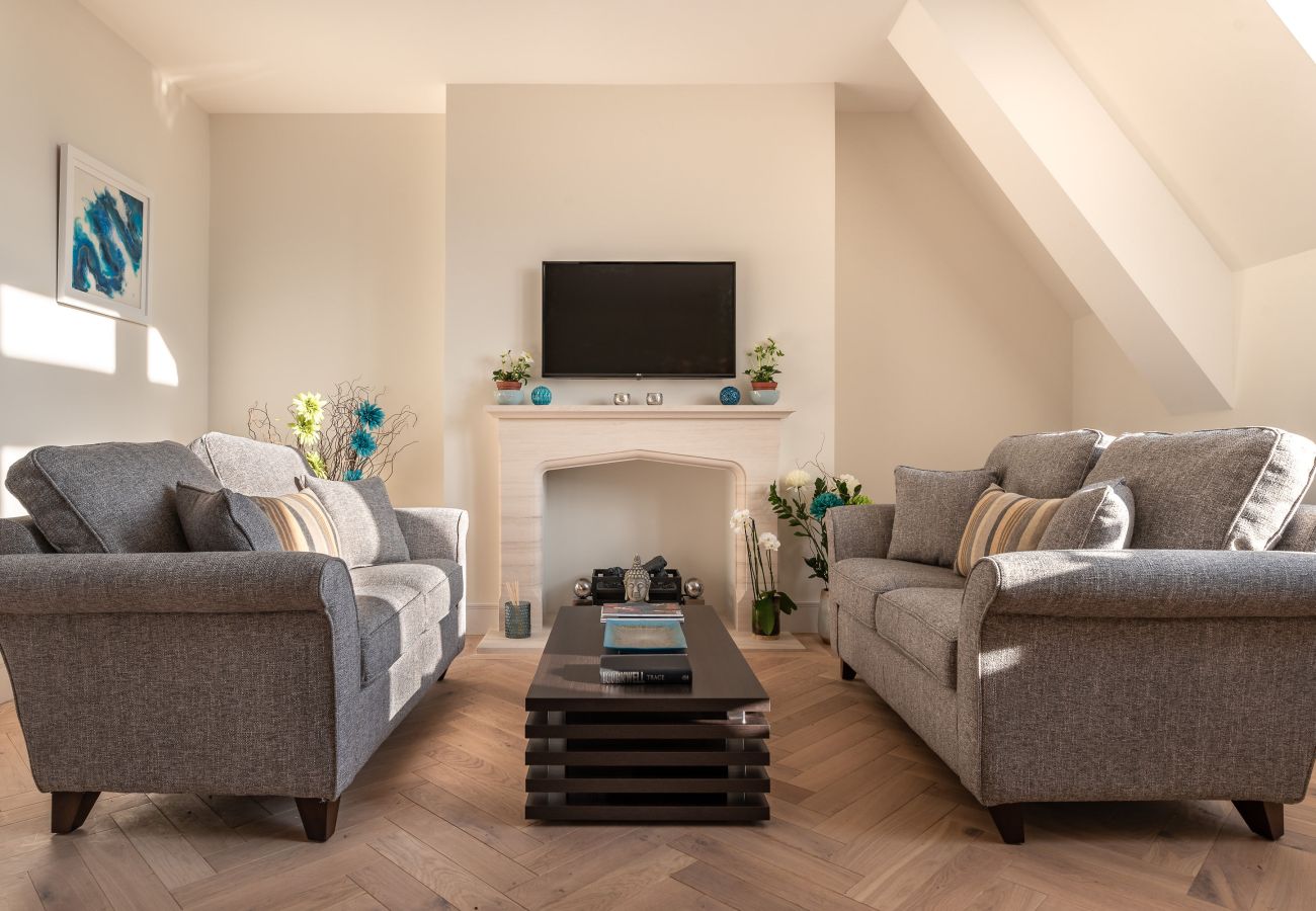 Fresh Escapes - Exeter City Centre Apartment, Cathedral View Sleeps 2