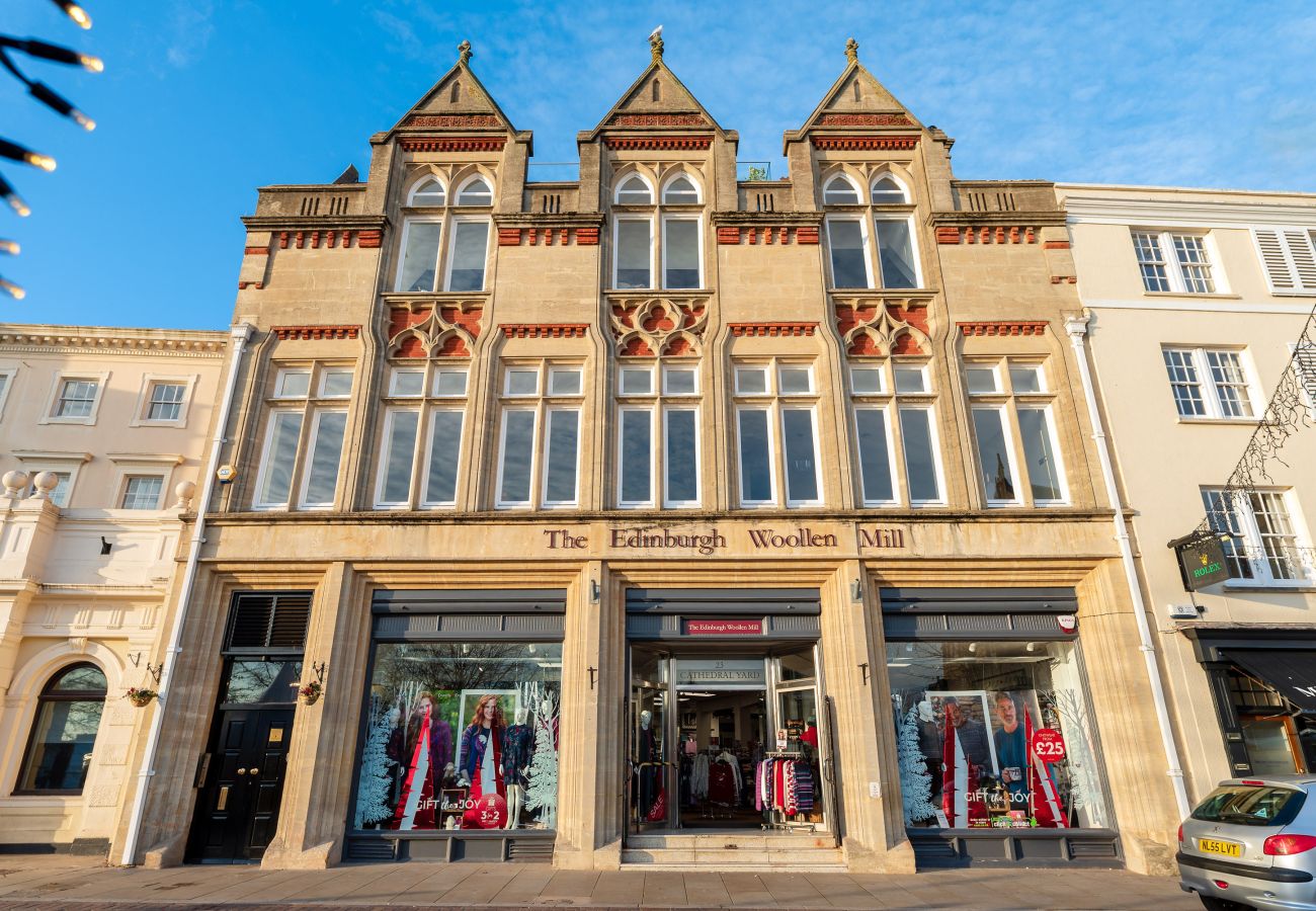 Fresh Escapes - Exeter City Centre Apartment, Cathedral View Sleeps 2