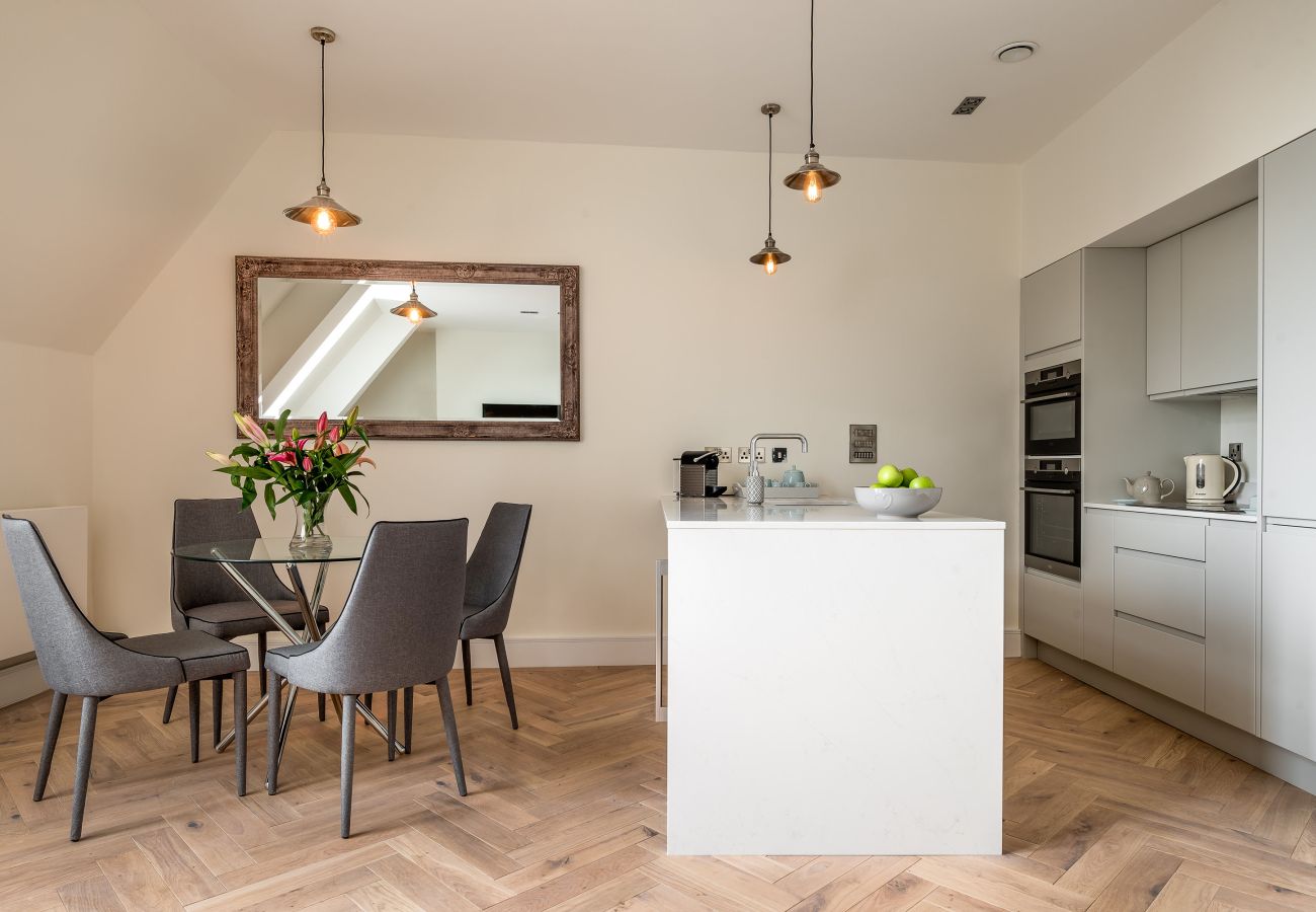 Fresh Escapes - Exeter City Centre Apartment, Cathedral View Sleeps 2