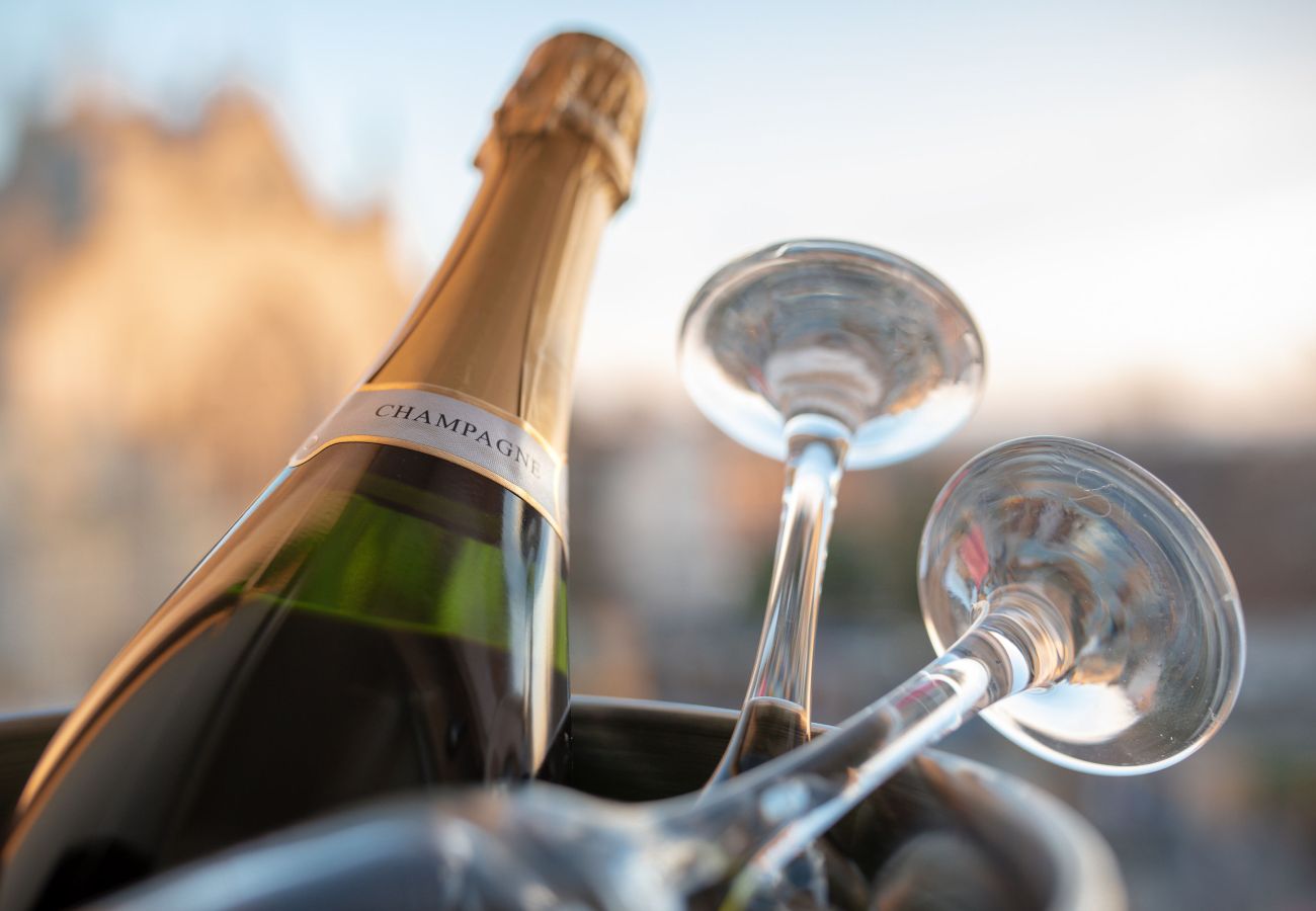 Fresh Escapes - Exeter City Centre Apartment, Cathedral View Sleeps 2