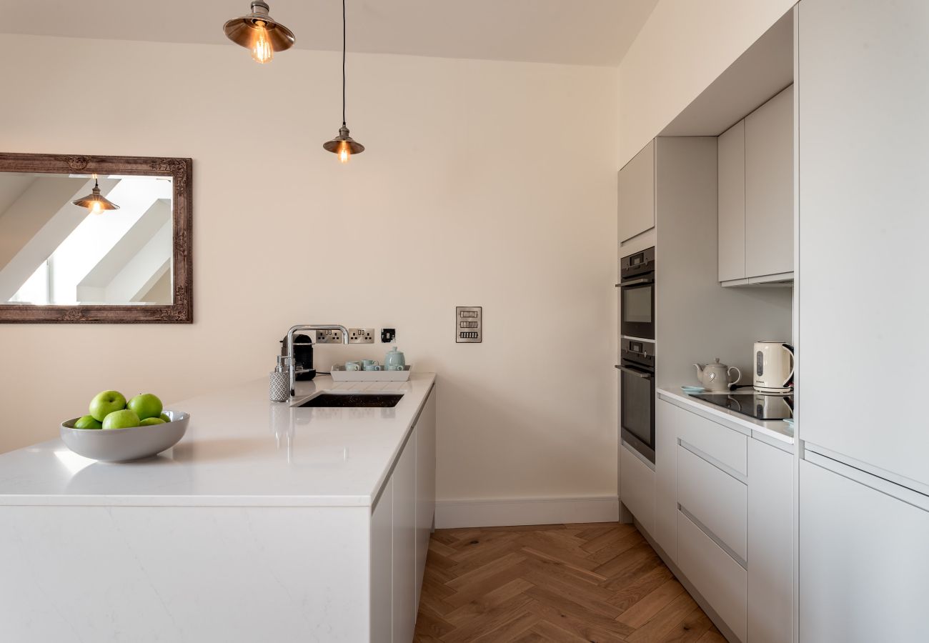 Fresh Escapes - Exeter City Centre Apartment, Cathedral View Sleeps 2