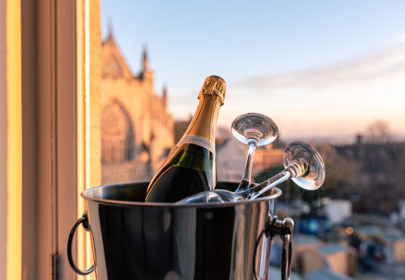 Fresh Escapes - Exeter City Centre Apartment, Cathedral View Sleeps 2