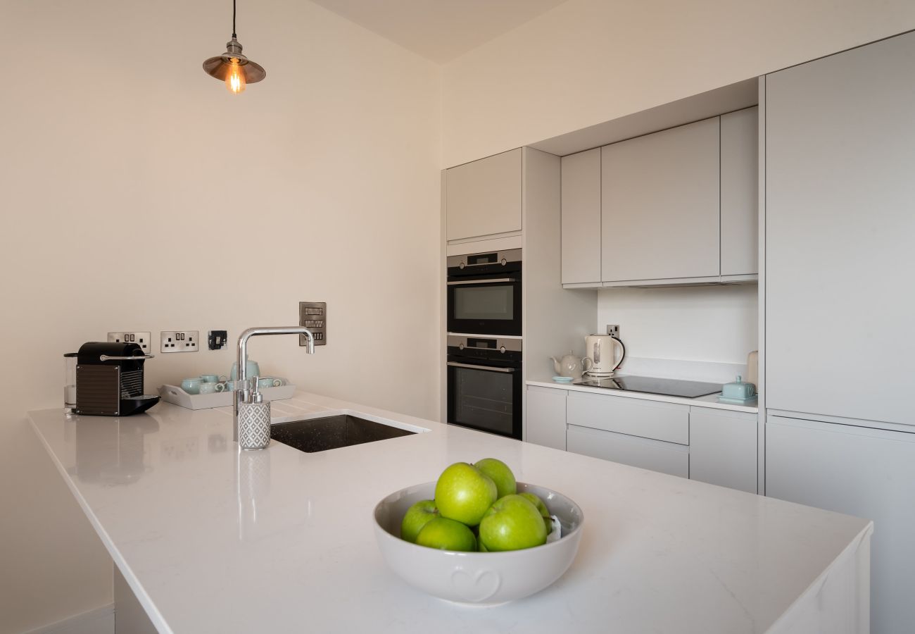 Fresh Escapes - Exeter City Centre Apartment, Cathedral View Sleeps 2