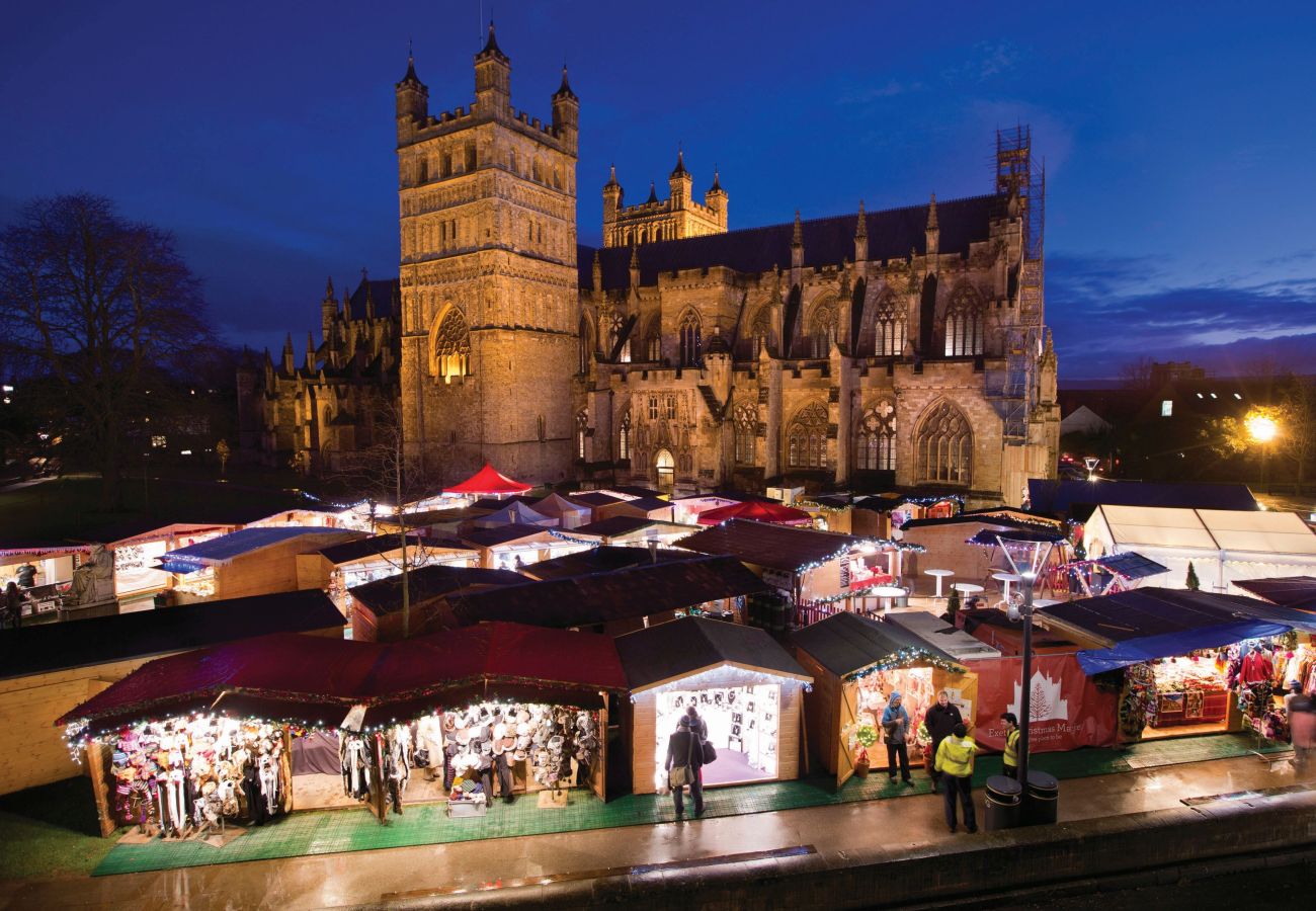 Fresh Escapes - Exeter City Centre Apartment, Cathedral View Sleeps 2