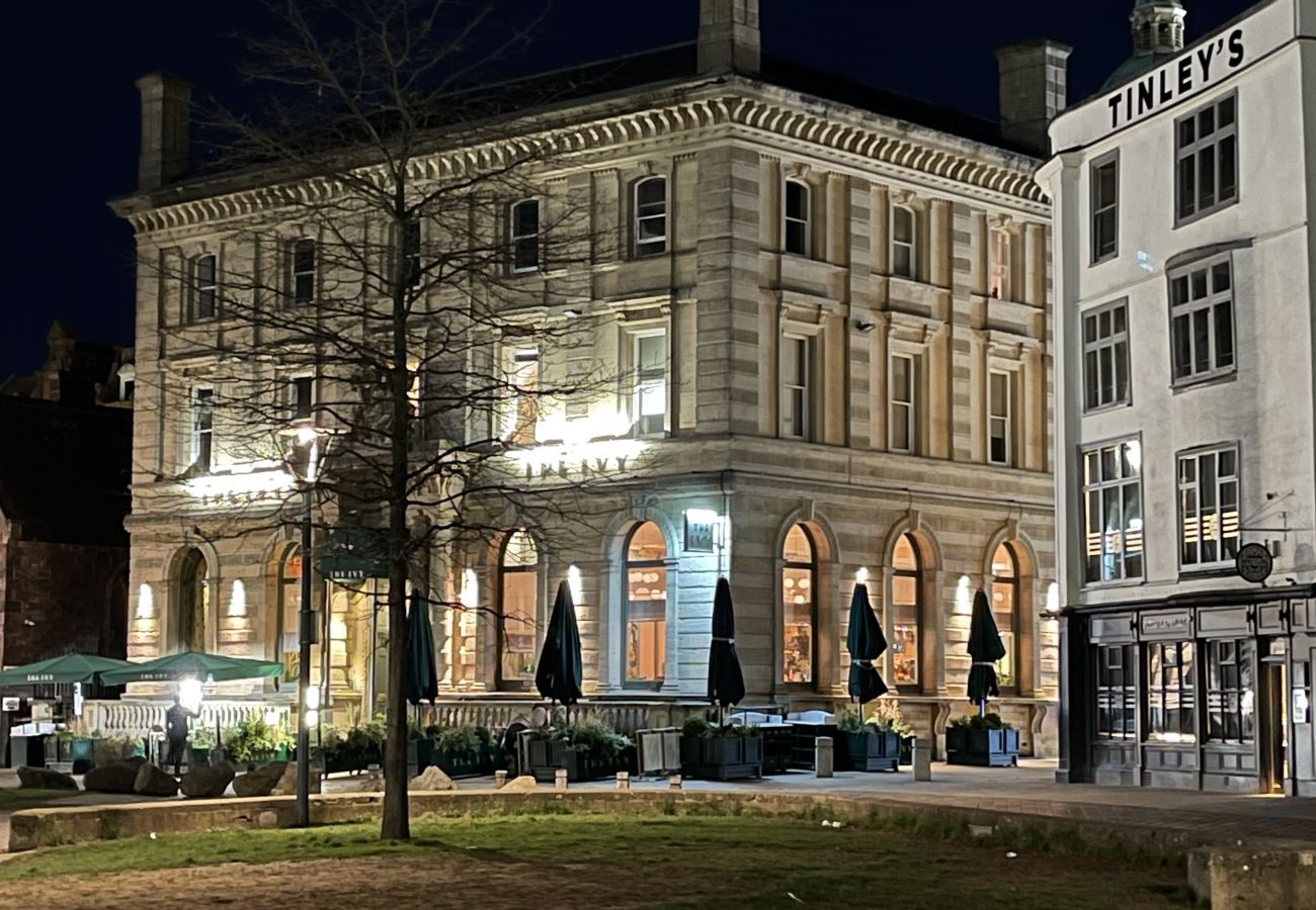 Fresh Escapes - Exeter City Centre Apartment, Cathedral View Sleeps 2