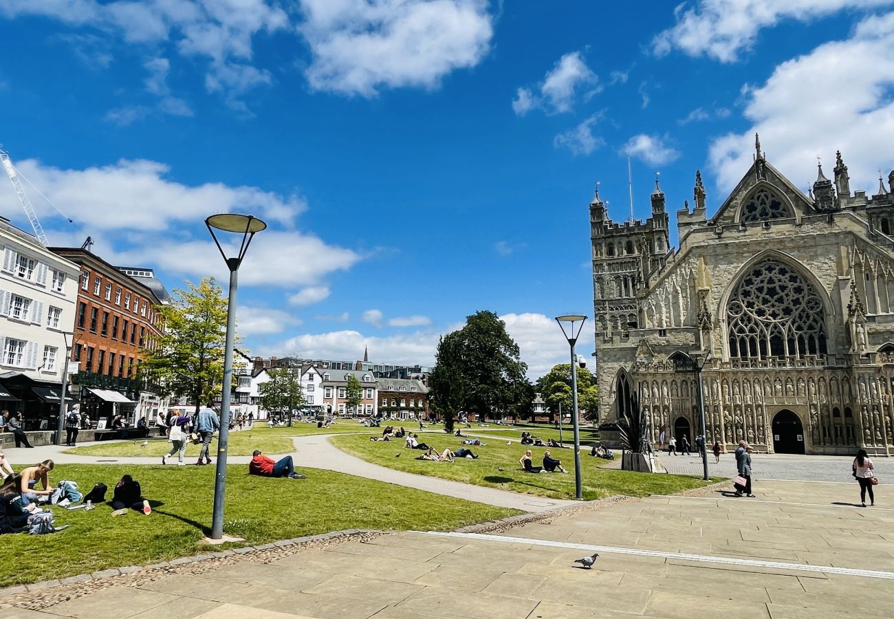 Fresh Escapes - Exeter City Centre Apartment, Cathedral View Sleeps 2