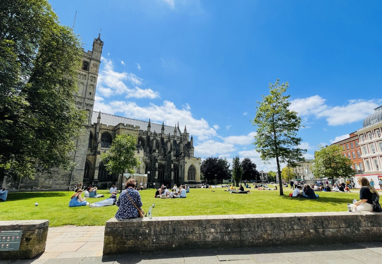 Fresh Escapes - Exeter City Centre Apartment, Cathedral View Sleeps 2