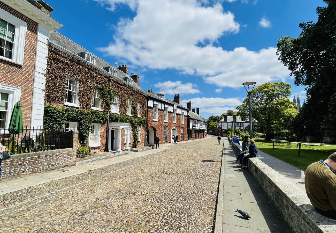 Fresh Escapes - Exeter City Centre Apartment, Cathedral View Sleeps 2