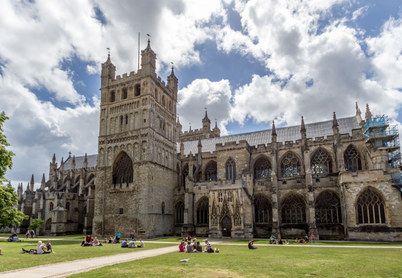 Fresh Escapes - Exeter City Centre Apartment, Cathedral View Sleeps 2, Exeter Cathedral
