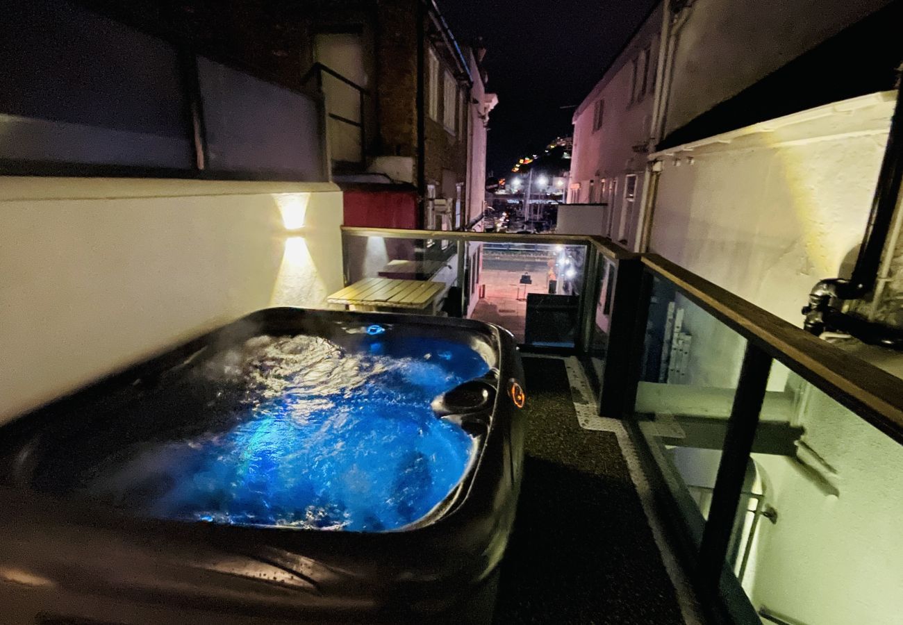 Fresh Escapes - The Moorings - Sleeps 4 - Hot Tub - Torquay 