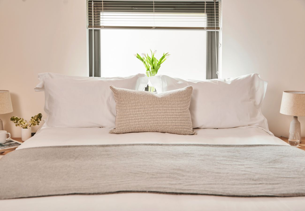 Fresh Escapes - The Moorings - Sleeps 4 - Hot Tub - Torquay 