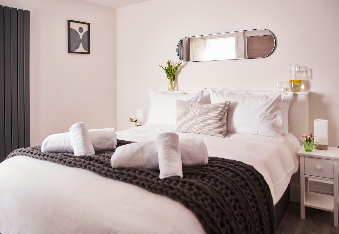 Fresh Escapes - The Moorings - Sleeps 4 - Hot Tub - Torquay 