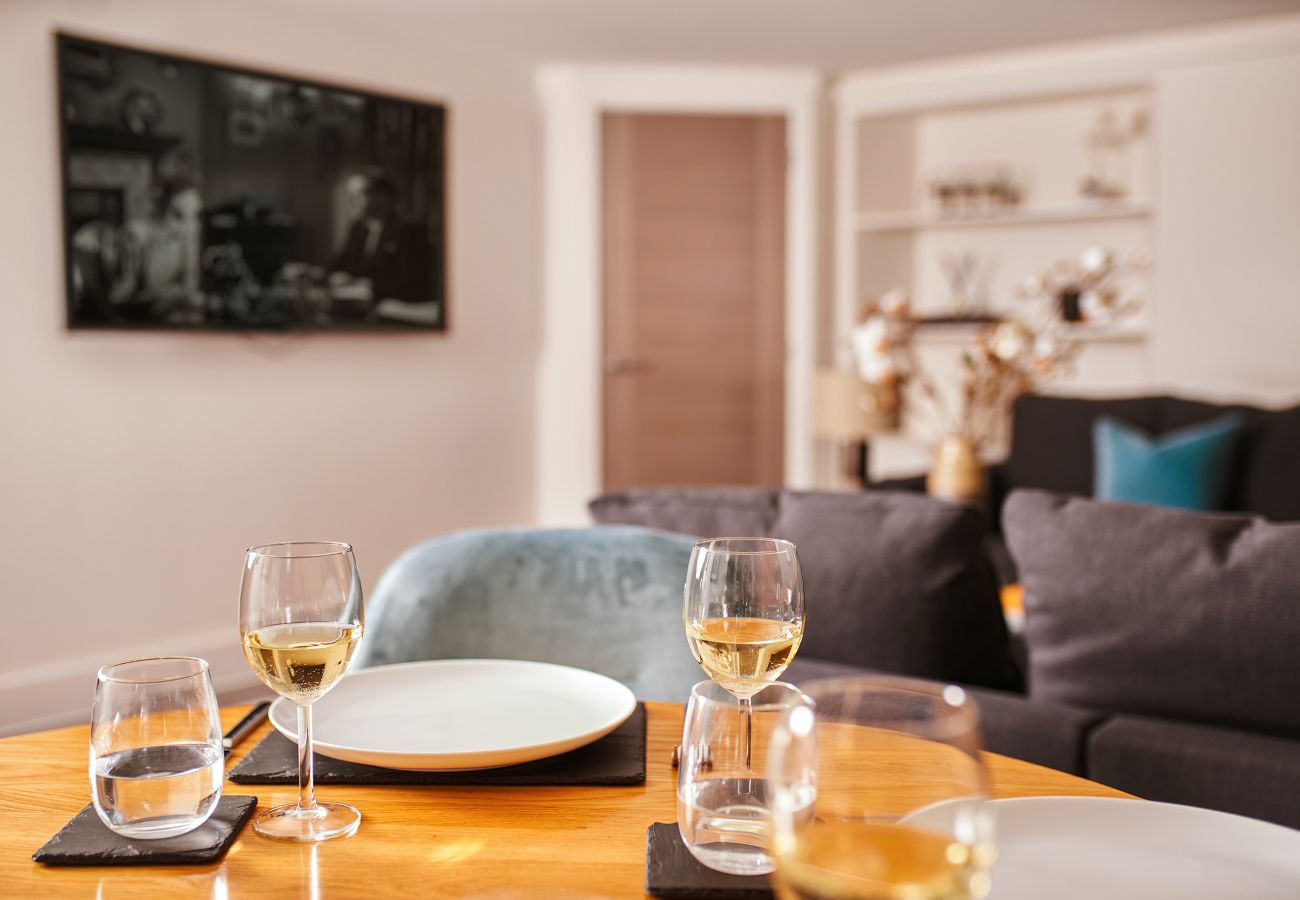 Fresh Escapes - The Moorings - Sleeps 4 - Hot Tub - Torquay 