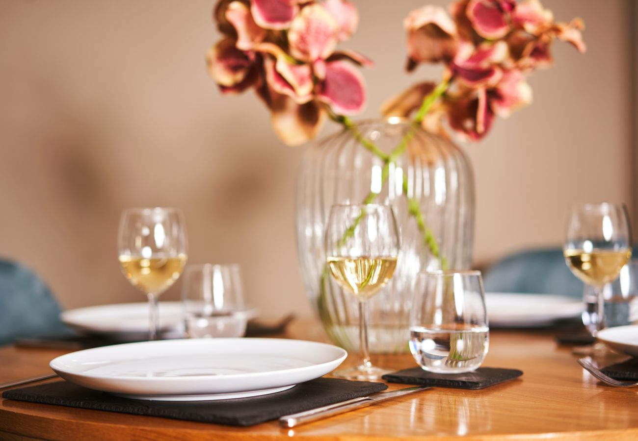 Fresh Escapes - The Moorings - Sleeps 4 - Hot Tub - Torquay 