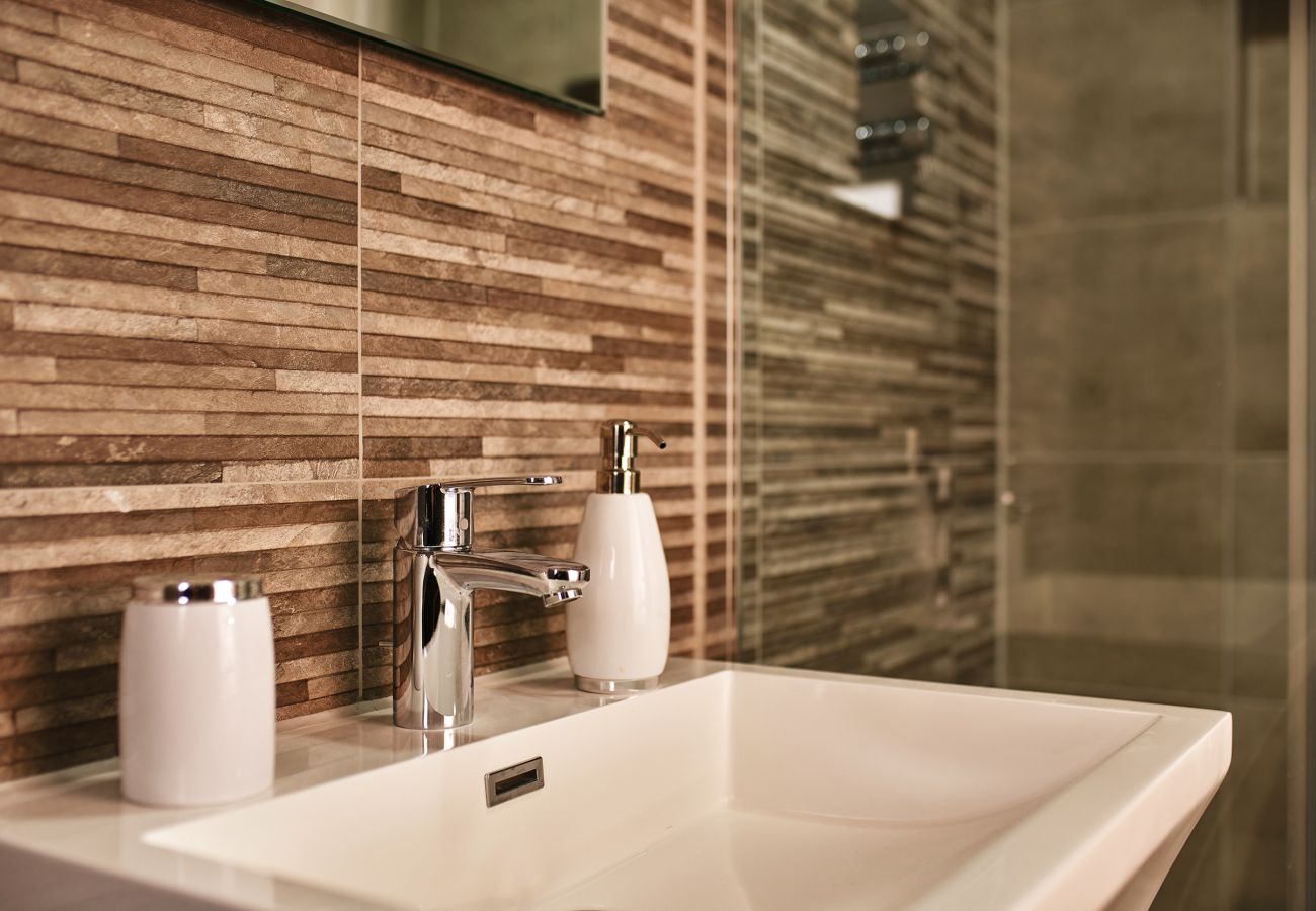 Fresh Escapes - The Moorings - Sleeps 4 - Hot Tub - Torquay 