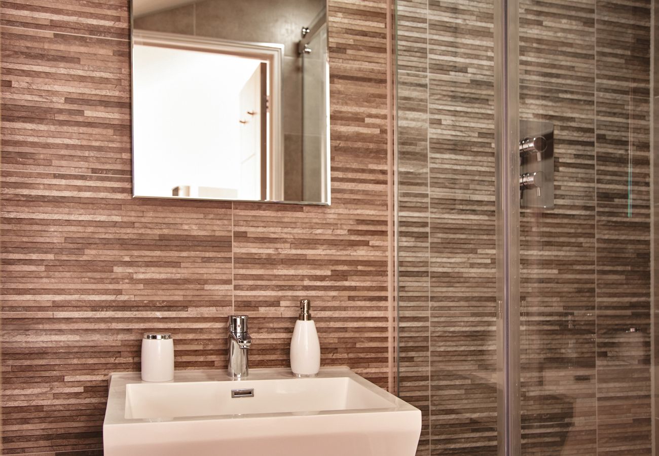 Fresh Escapes - The Moorings - Sleeps 4 - Hot Tub - Torquay 