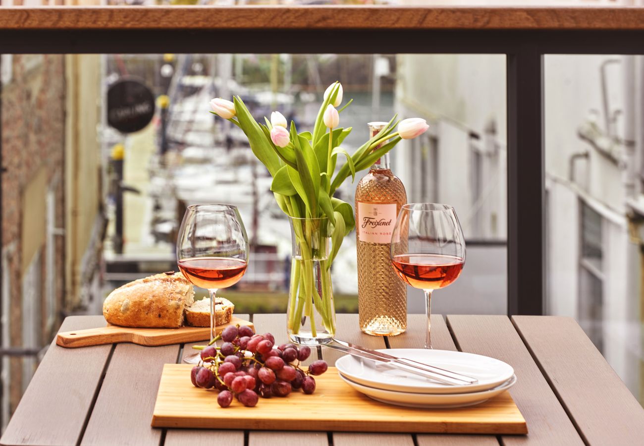 Fresh Escapes - The Moorings - Sleeps 4 - Hot Tub - Torquay 