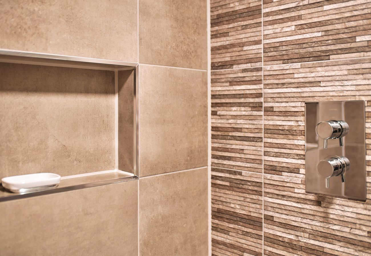 Fresh Escapes - The Moorings - Sleeps 4 - Hot Tub - Torquay 