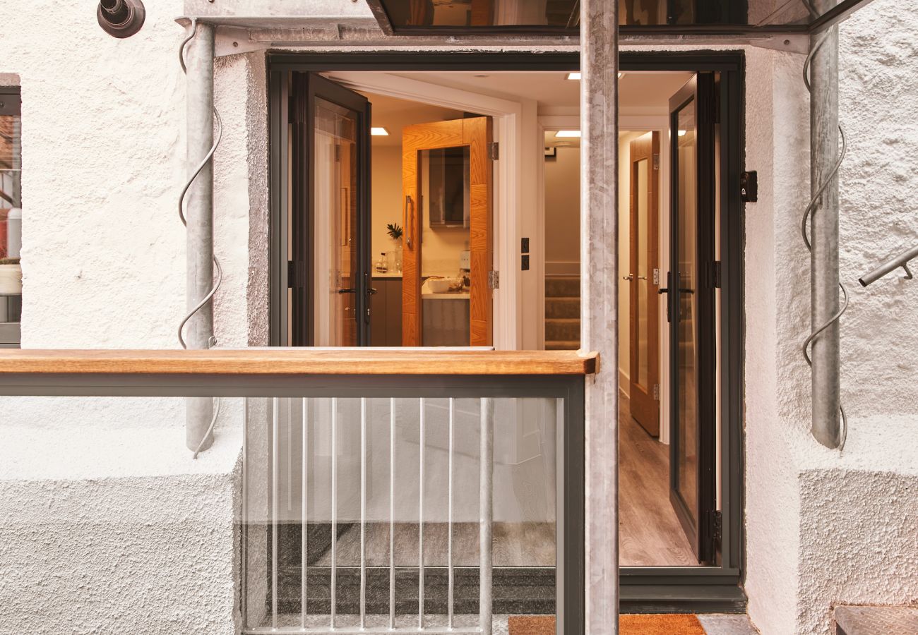 Fresh Escapes - The Moorings - Sleeps 4 - Hot Tub - Torquay 