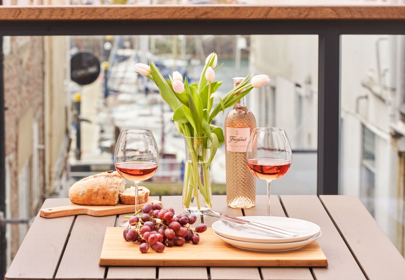 Fresh Escapes - Harbour Breeze - Hot Tub - Torquay - Sleeps 4