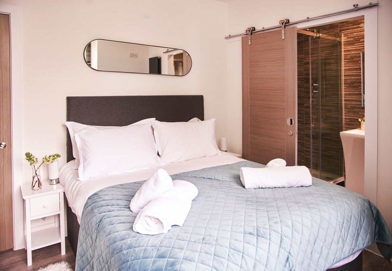 Fresh Escapes - Harbour Breeze - Hot Tub - Torquay - Sleeps 4