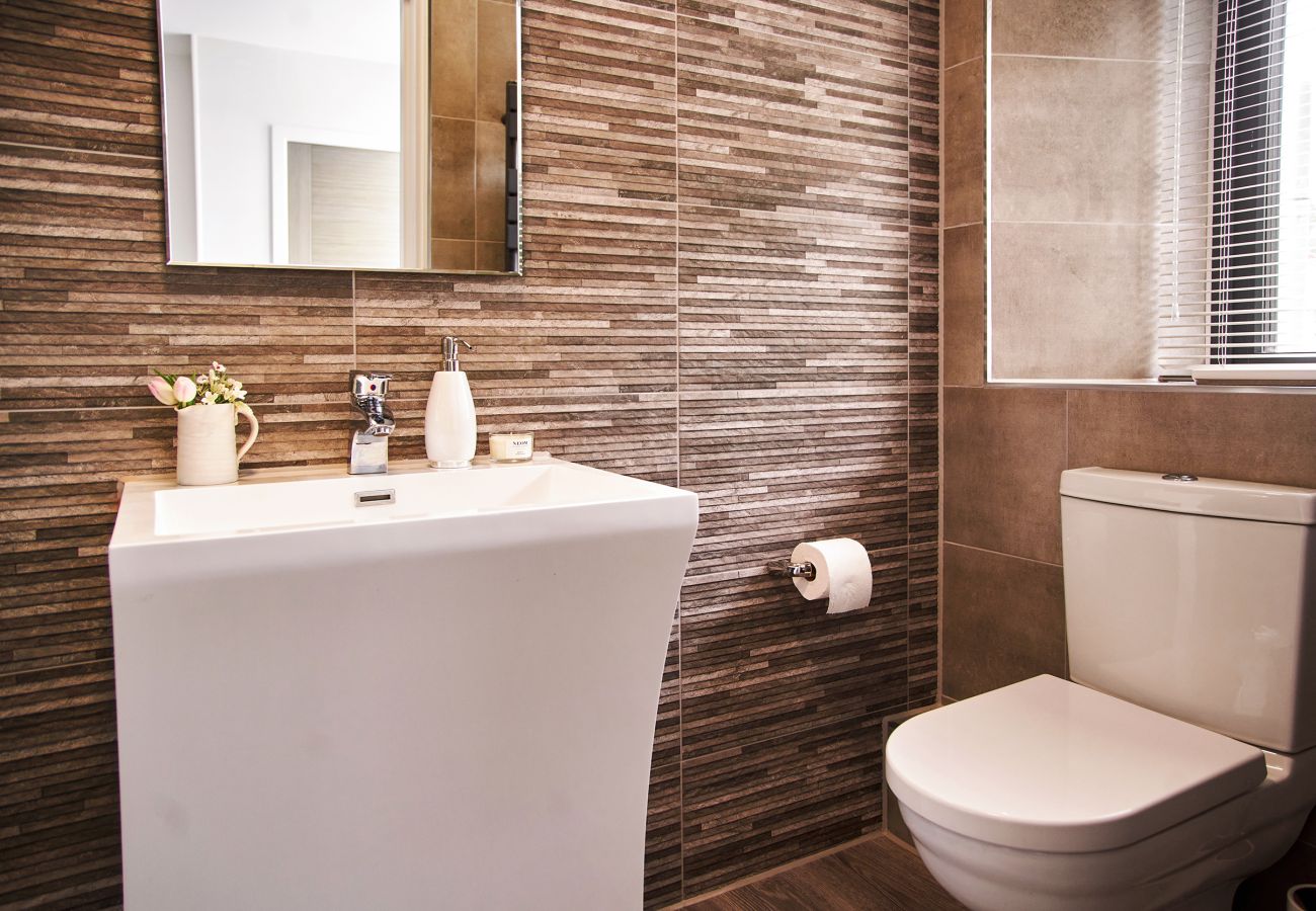 Fresh Escapes - Harbour Breeze - Hot Tub - Torquay - Sleeps 4