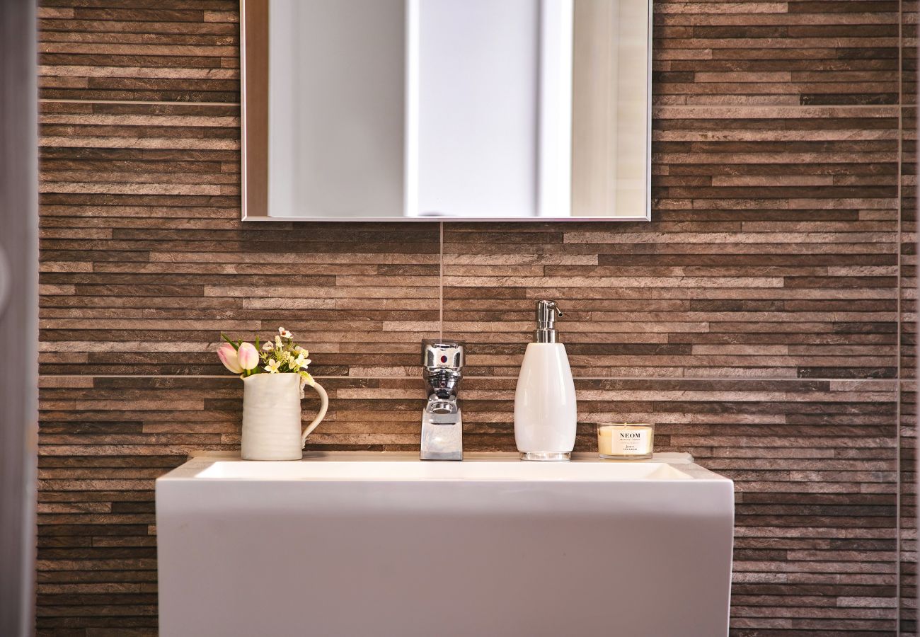 Fresh Escapes - Harbour Breeze - Hot Tub - Torquay - Sleeps 4