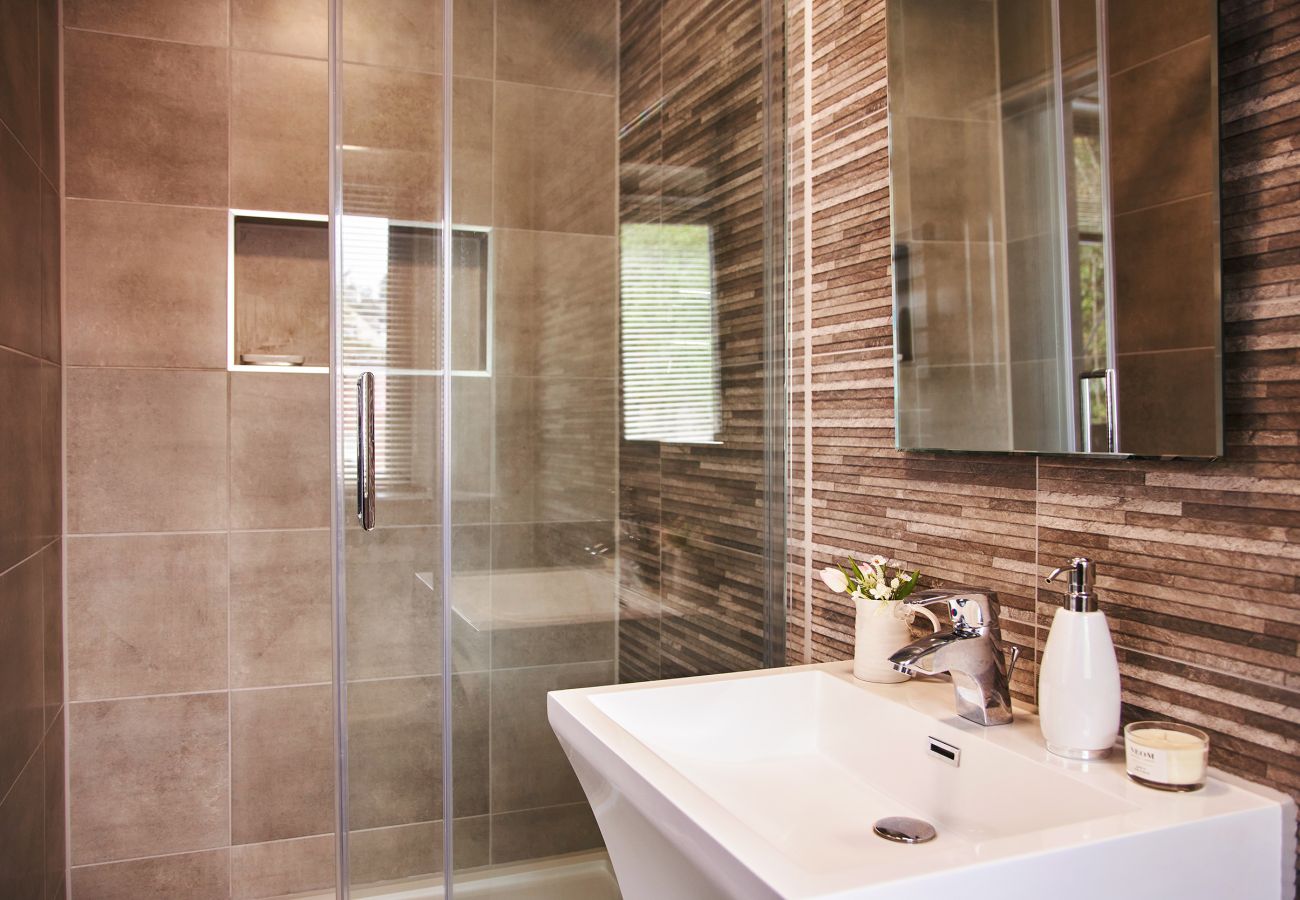 Fresh Escapes - Harbour Breeze - Hot Tub - Torquay - Sleeps 4