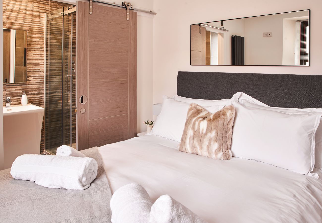 Fresh Escapes - Harbour Breeze - Hot Tub - Torquay - Sleeps 4