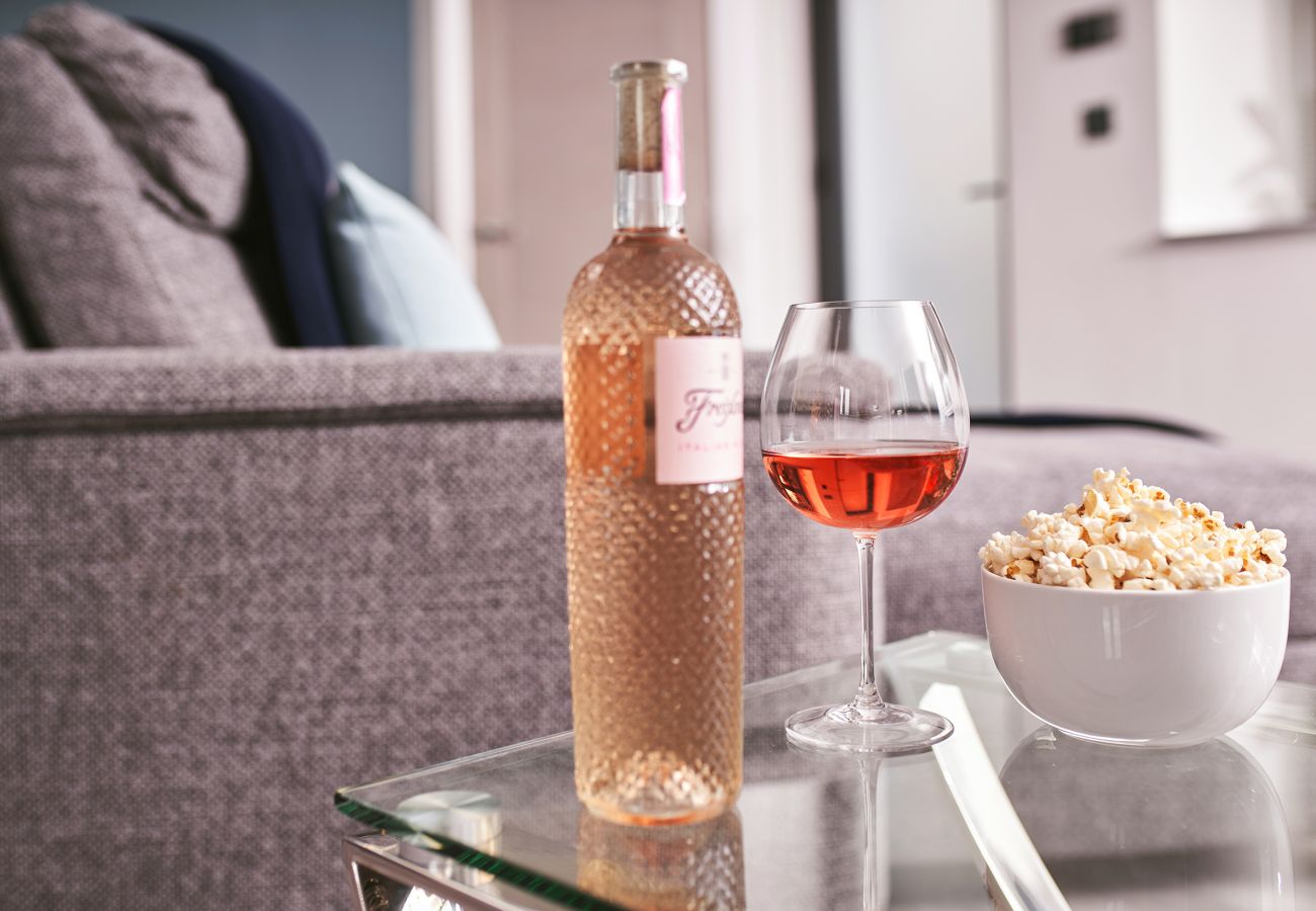 Apartment in Torquay - Harbour Breeze - Harbourside with hot tub