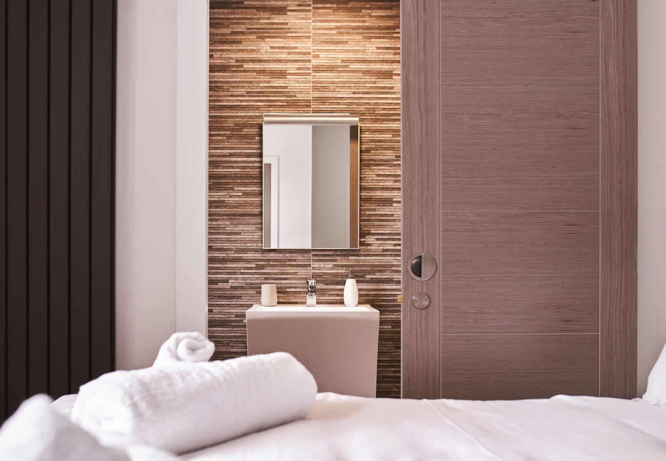 Fresh Escapes - Harbour Breeze - Hot Tub - Torquay - Sleeps 4