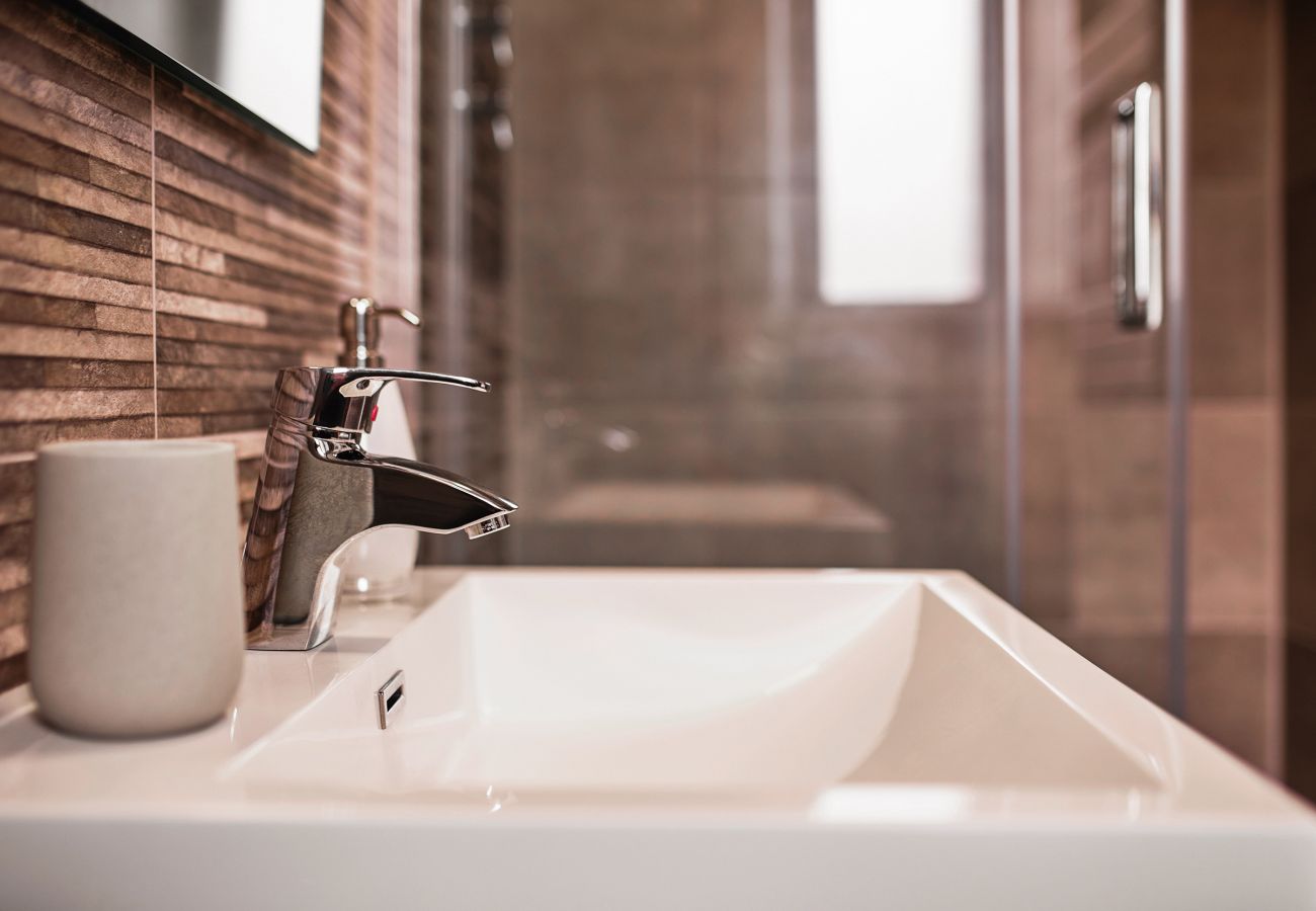 Fresh Escapes - Harbour Breeze - Hot Tub - Torquay - Sleeps 4