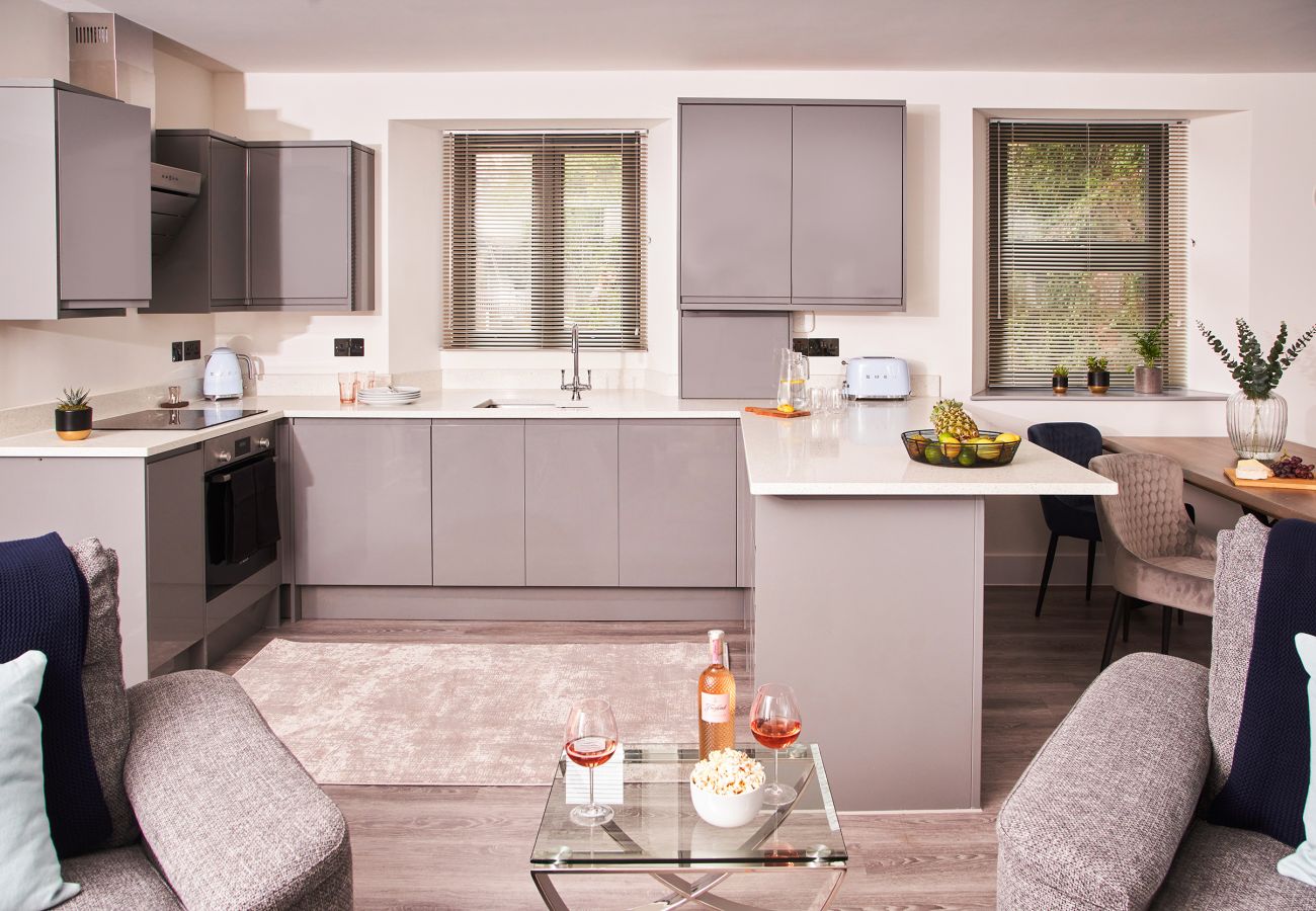 Fresh Escapes - Harbour Breeze - Hot Tub - Torquay - Sleeps 4