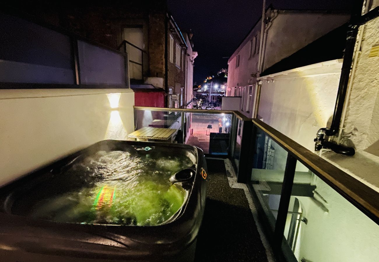 Fresh Escapes - Harbour Breeze - Hot Tub - Torquay - Sleeps 4