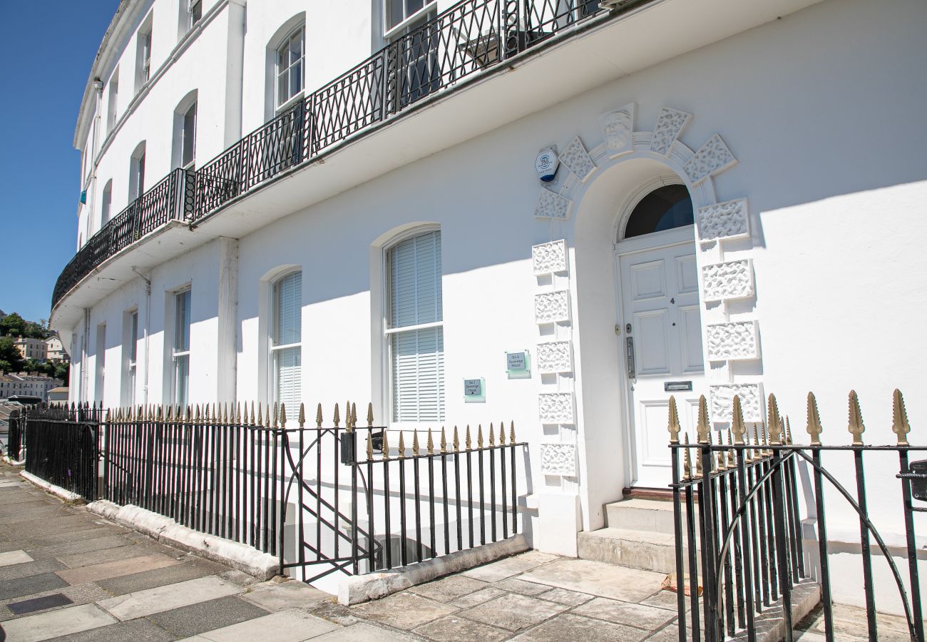 Fresh Escapes - Sovereign House - 2 Bed Apartment - Torquay