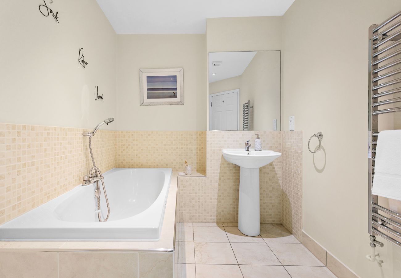 Fresh Escapes - Sovereign House - 2 Bed Apartment - Torquay