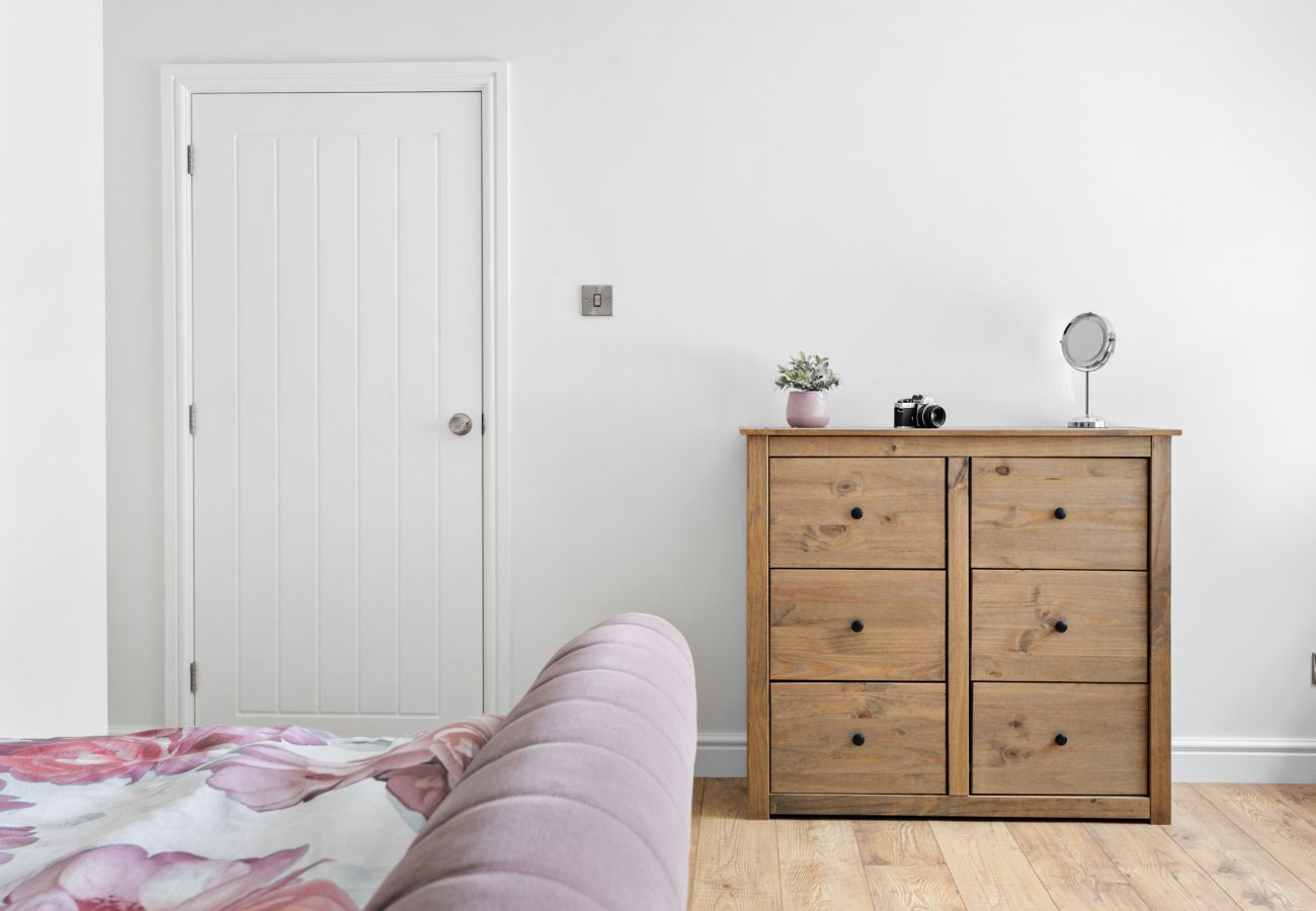 Fresh Escapes - Coombe Bank, Teignmouth, Sleeps 4 Bedroom