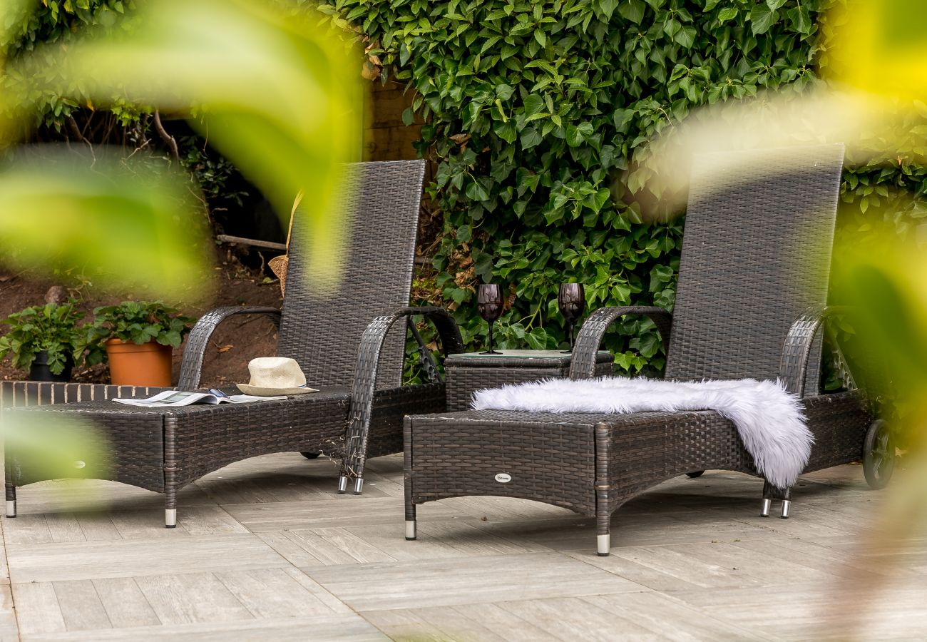 Fresh Escapes - Coombe Bank, Teignmouth, Sleeps 4  Garden