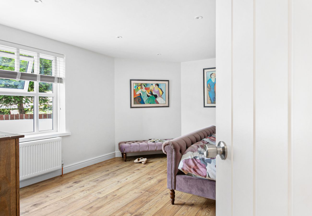 Fresh Escapes - Coombe Bank, Teignmouth, Sleeps 4 Bedroom