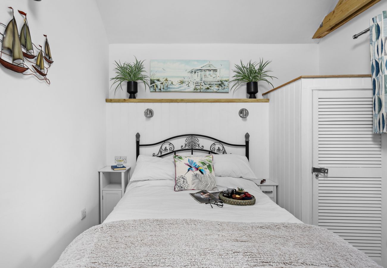 House in Torquay - The Boathouse - Panoramic Sea View Retreat, near Town, Marina & Beach and Parking